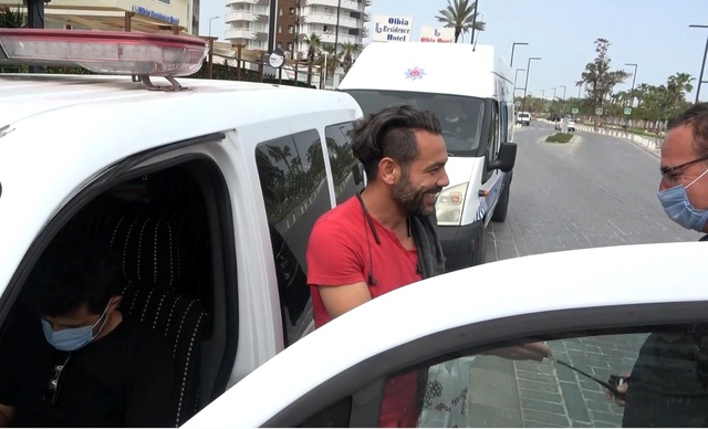 Kısıtlamada sokakta yakalanıp ceza yiyince, polislerin elini öpmek istedi Kısıtlamada sokakta yakalanıp ceza yiyince, polislerin elini öpmek istedi
