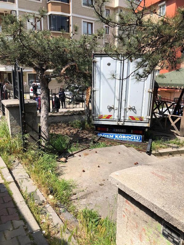 Çevredekiler canını zor kurtardı, Maltepe'de kontrolden çıkan kamyonet korku dolu anlar yaşattı Çevredekiler canını zor kurtardı, Maltepe'de kontrolden çıkan kamyonet korku dolu anlar yaşattı
