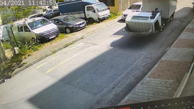 Çevredekiler canını zor kurtardı, Maltepe'de kontrolden çıkan kamyonet korku dolu anlar yaşattı Çevredekiler canını zor kurtardı, Maltepe'de kontrolden çıkan kamyonet korku dolu anlar yaşattı