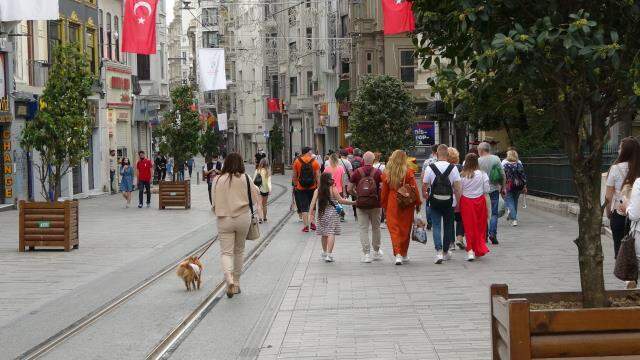 Polisten ikameti olduğu halde dışarı çıkan turiste ceza: Benim vatandaşım evde oturuyorsa sen de oturacaksın Polisten ikameti olduğu halde dışarı çıkan turiste ceza: Benim vatandaşım evde oturuyorsa sen de oturacaksın