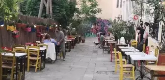 Yunanistan'da halk kafe ve restoranlara akın etti