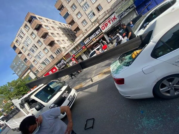 Çekmeköy'de demir çubuklar otomobile saplandı; 3 kişi ölümden döndü