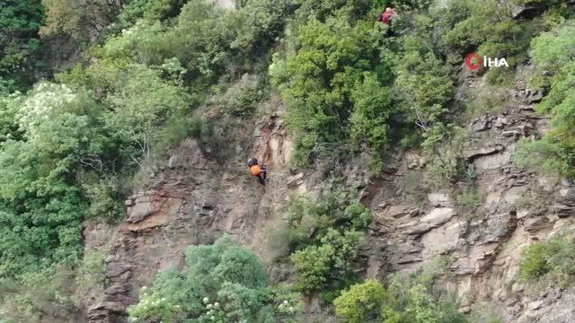 'Ceza korkusu' kayalıklara tırmandırdı: 6 saat kurtarılmayı bekledi