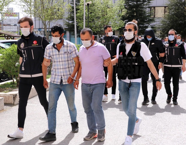 Polis zehir tacirlerine geçit vermedi: Uyuşturucu baskınında 5 kişi tutuklandı Polis zehir tacirlerine geçit vermedi: Uyuşturucu baskınında 5 kişi tutuklandı