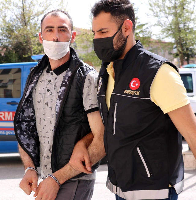 Polis zehir tacirlerine geçit vermedi: Uyuşturucu baskınında 5 kişi tutuklandı Polis zehir tacirlerine geçit vermedi: Uyuşturucu baskınında 5 kişi tutuklandı
