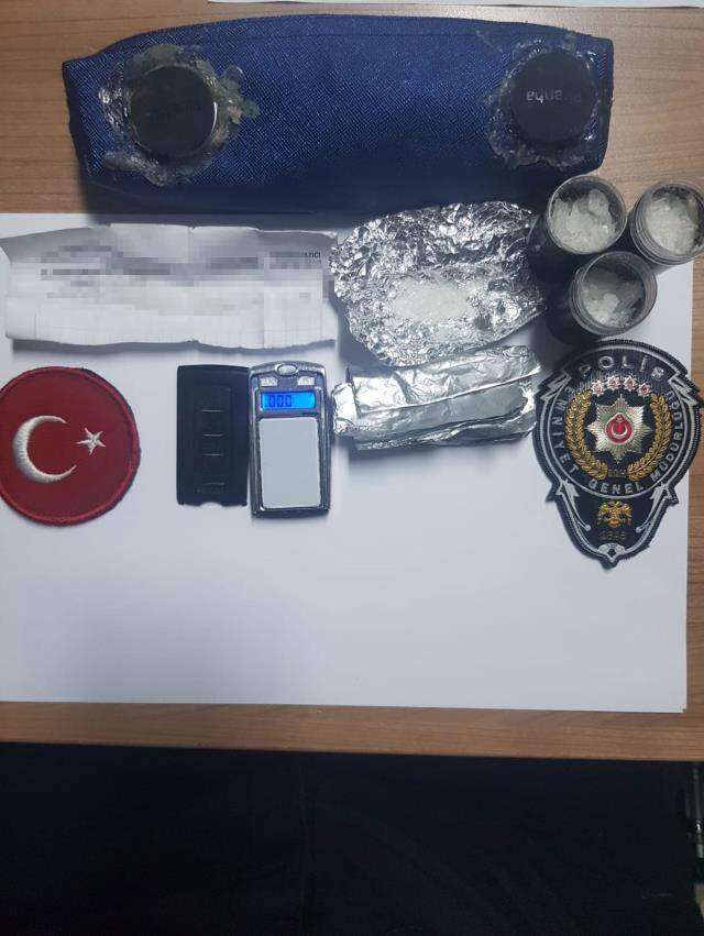 Arabanın altına eğilince yakalandı! Hazırladığı uyuşturucu düzeneği polisi bile şaşırttı