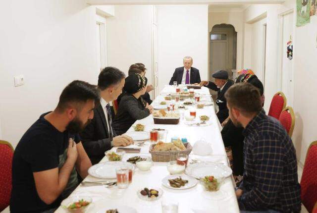 Erdoğan, iftarda Dikmen Ailesine konuk oldu! Kendinden örnekler verip, annelere gösterilmesi gereken saygıdan bahsetti Erdoğan, iftarda Dikmen Ailesine konuk oldu! Kendinden örnekler verip, annelere gösterilmesi gereken saygıdan bahsetti