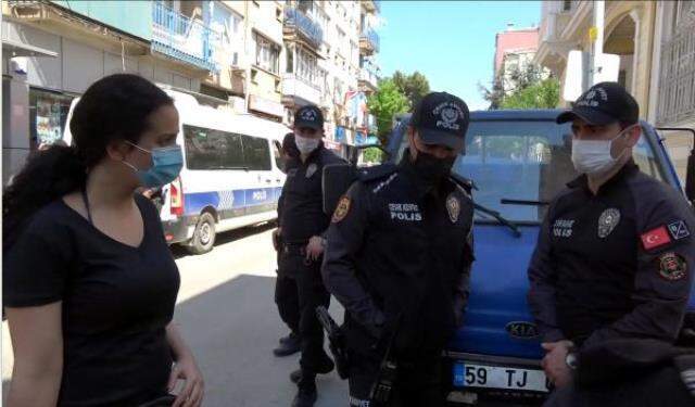 Vakaların yüzde 50 düştüğü kentte tedbirler daha da sıkılaştırıldı! Çocuklarıyla markete gidenlere ceza kesildi Vakaların yüzde 50 düştüğü kentte tedbirler daha da sıkılaştırıldı! Çocuklarıyla markete gidenlere ceza kesildi