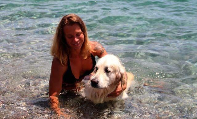 Antalya sahilleri onlara kaldı! Rus turist, köpeğini de 9 kilometre uçak yolculuyla tatile getirdi