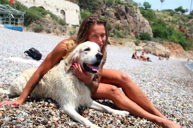 Antalya sahilleri onlara kaldı! Rus turist, köpeğini de 9 kilometre uçak yolculuyla tatile getirdi