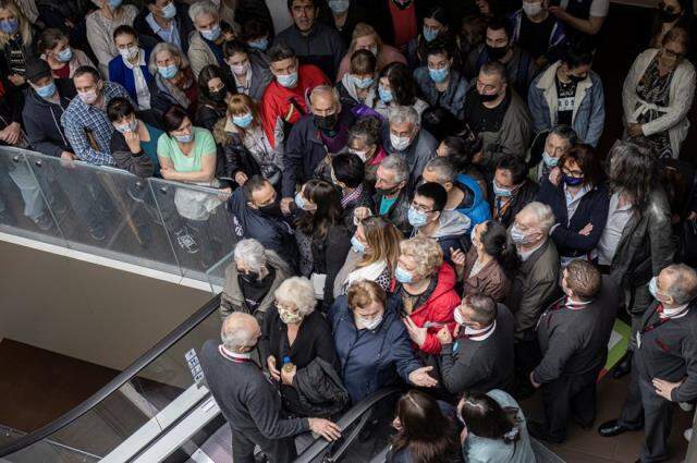 'Aşı olana 240 TL indirim' kampanyası AVM'de izdiham oluşturdu 'Aşı olana 240 TL indirim' kampanyası AVM'de izdiham oluşturdu