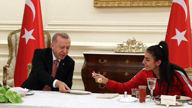 Cumhurbaşkanı Erdoğan, madalya kazanan milli sporcularla iftar yaptı