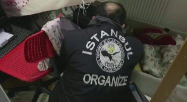 Emniyet ve MİT'ten ortak operasyon! Gaybubet evlerine 'maaş' dağıtan FETÖ'cü çıplak ayakla kaçarken yakalandı Emniyet ve MİT'ten ortak operasyon! Gaybubet evlerine 'maaş' dağıtan FETÖ'cü çıplak ayakla kaçarken yakalandı