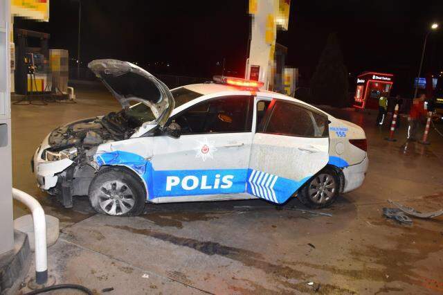 Film gibi kovalamaca! 100 kilometre kaçıp polis aracına çarptı, saatler sonra yakayı ele verdi Film gibi kovalamaca! 100 kilometre kaçıp polis aracına çarptı, saatler sonra yakayı ele verdi