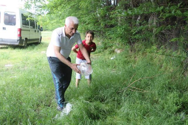 Oldukça nadir görülen semender, site bahçesinde bulundu