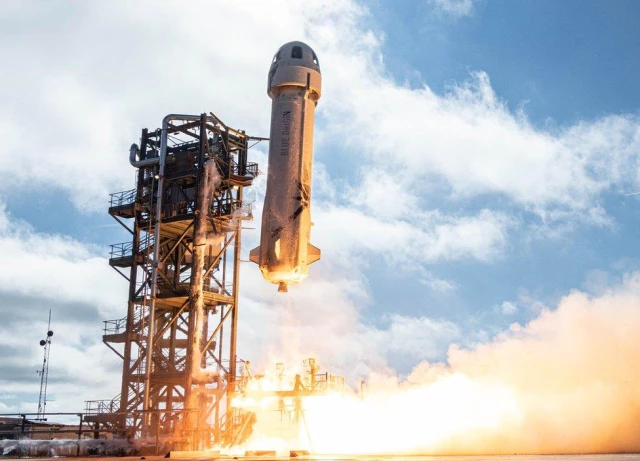 SpaceX'in Starship'i ilk defa patlamadan indi, Blue Origin ilk uzay uçuşu için açık artırma başlattı