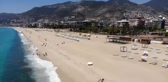 Alanya'da kısıtlamadan muaf turistler plajları doldurdu