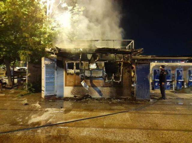 Bakırköy'de İBB'ye ait halk ekmek büfesi çıkan yangında küle döndü! O anlar kamerada Bakırköy'de İBB'ye ait halk ekmek büfesi çıkan yangında küle döndü! O anlar kamerada