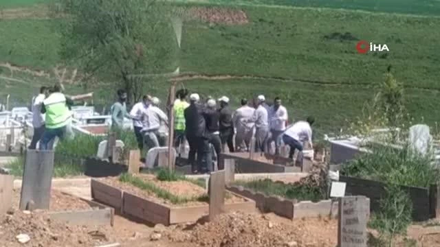 Mezarlıkta kazı sırasında kavga: Kazmayı küreği de alıp birbirlerine girdiler