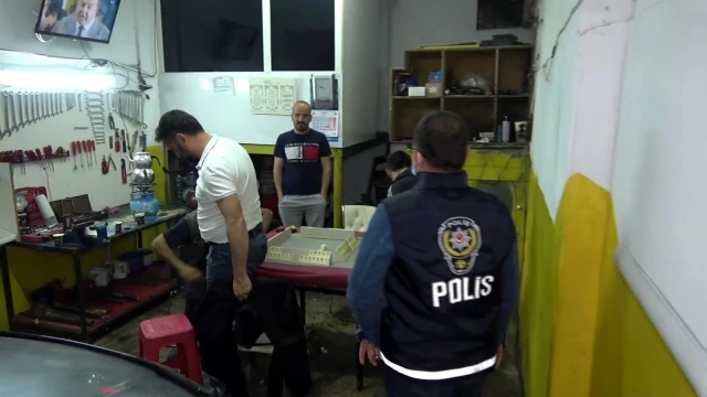 Kumar baskınında ceza yememek için tuvalete ve tezgah altına saklandılar: 17 kişiye 106 bin lira ceza