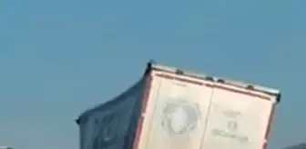 Yükten dorsesi yan yatan TIR ile tehlikeli yolculuk
