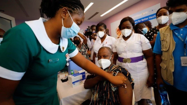 Covid-19 aşısı: Afrika'da bazı ülkelerde aşılar neden çöpe gidiyor?