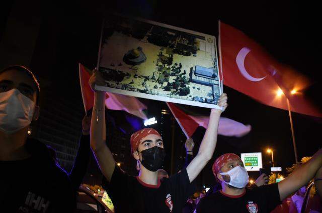 İsrail'in İstanbul Başkonsolosluğu önünde bir grup, Mescid-i Aksa saldırısını protesto etti