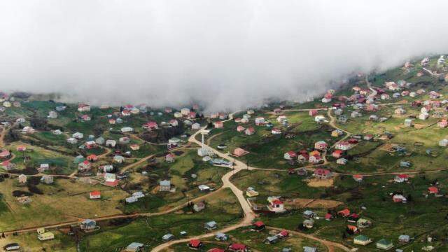 2 bin 182 rakımlı Sisdağı Yaylası kaçak yapı cenneti haline geldi! Yöre sakinleri 'Türkiye'nin 82. ili' olarak anıyor 2 bin 182 rakımlı Sisdağı Yaylası kaçak yapı cenneti haline geldi! Yöre sakinleri 'Türkiye'nin 82. ili' olarak anıyor