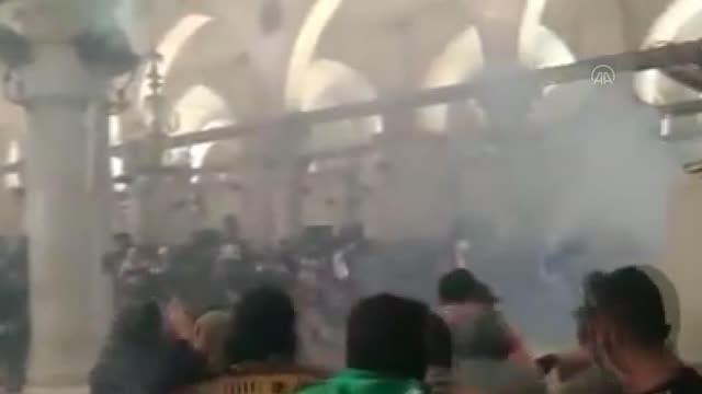 İsrail polisi Mescid-i Aksa'nın içindeki Filistinlilere plastik mermilerle saldırdı İsrail polisi Mescid-i Aksa'nın içindeki Filistinlilere plastik mermilerle saldırdı