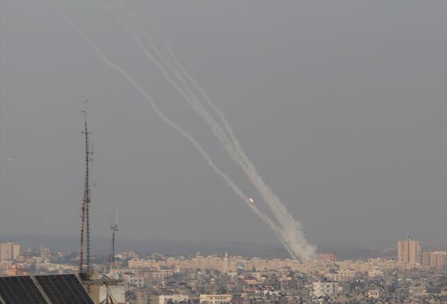 Son Dakika: Hamas'ın verdiği süre doldu, İsrail'e roket saldırısı başladı