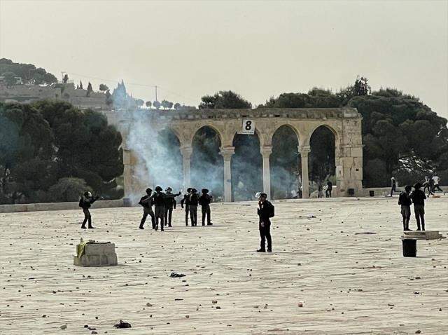 Son Dakika! İsrail polisi, işgal altındaki Mescid-i Aksa'da baskınları önlemek için nöbet tutan Filistinlilere müdahale ediyor Son Dakika! İsrail polisi, işgal altındaki Mescid-i Aksa'da baskınları önlemek için nöbet tutan Filistinlilere müdahale ediyor