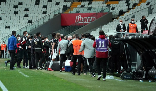 Beşiktaş'ta maç bitti, saha kenarı karıştı Beşiktaş'ta maç bitti, saha kenarı karıştı
