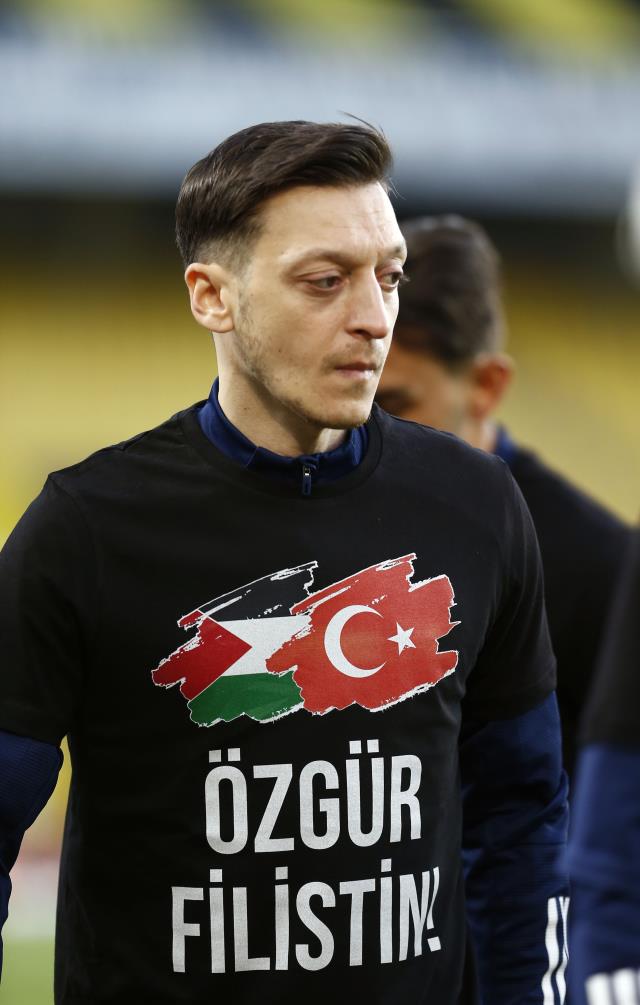 Fenerbahçe ısınmaya 'Özgür Filistin' yazılı tişörtlerle çıktı