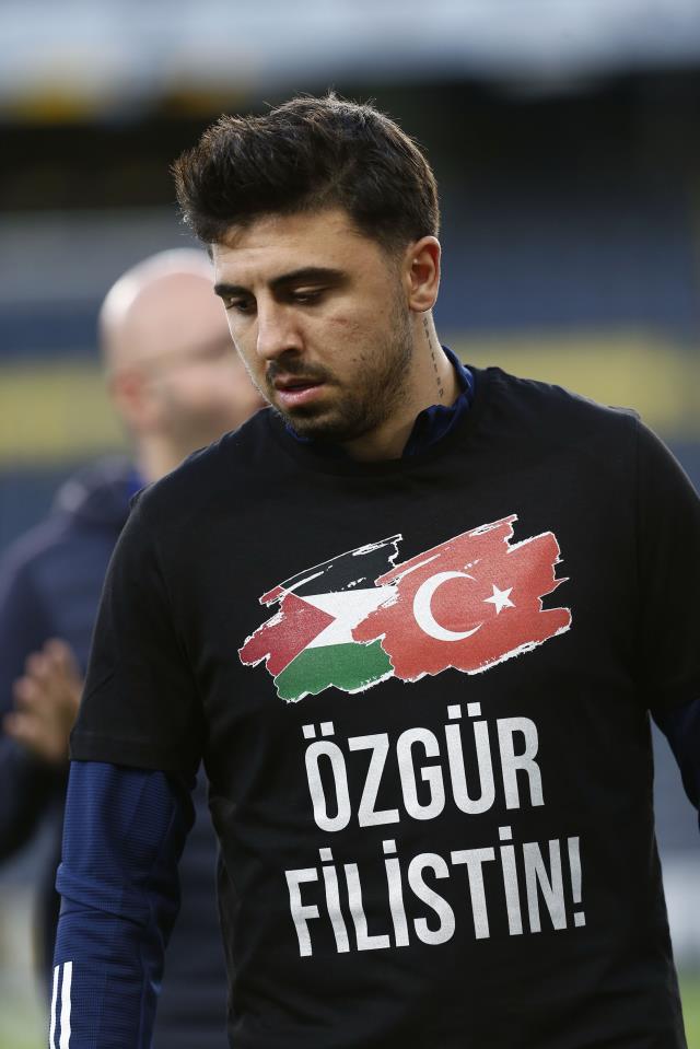 Fenerbahçe ısınmaya 'Özgür Filistin' yazılı tişörtlerle çıktı