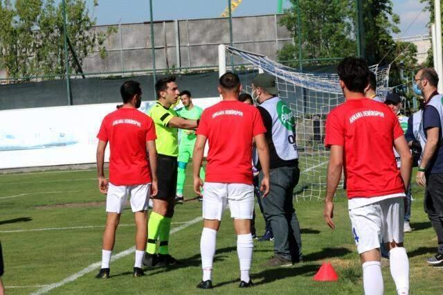 Ankara'da skandal görüntüler! Futbolcular maçı bırakıp basın mensuplarına saldırdı