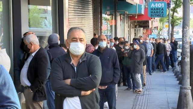Sabahın erken saatlerinde kalkıp ucuza tatlı almak için metrelerce kuyruk oluşturdular Sabahın erken saatlerinde kalkıp ucuza tatlı almak için metrelerce kuyruk oluşturdular