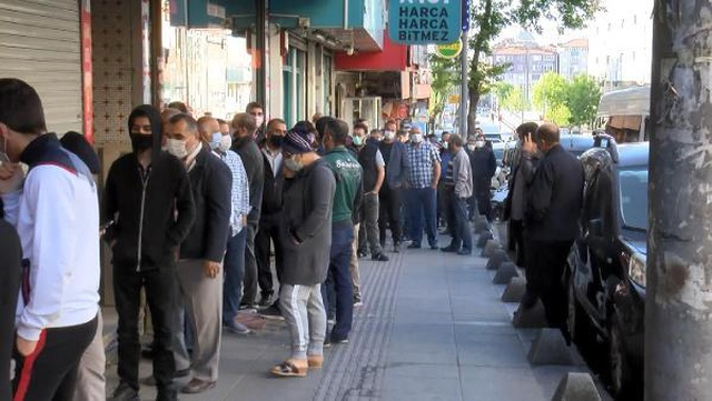 Sabahın erken saatlerinde kalkıp ucuza tatlı almak için metrelerce kuyruk oluşturdular Sabahın erken saatlerinde kalkıp ucuza tatlı almak için metrelerce kuyruk oluşturdular