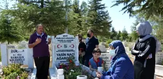 Demokrasi şehidi Yasin'in ailesi oğlunun mezarını ziyaret edip dua etti