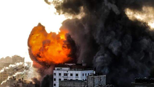 İsrail, Gazze'de sivillerin ikamet ettiği 14 katlı binayı yerle bir etti İsrail, Gazze'de sivillerin ikamet ettiği 14 katlı binayı yerle bir etti