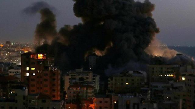 İsrail'in Gazze'ye dünden bu yana düzenlediği saldırılarda hayatını kaybedenlerin sayısı 30'a yükseldi