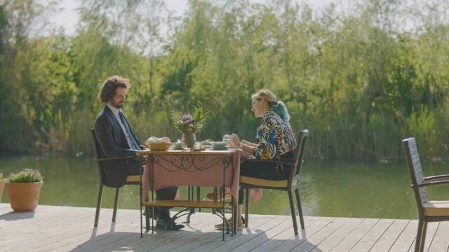 Masumlar Apartmanı'nda izleyicileri ekrana kilitleyen sahne! Safiye, Naci'ye sarıldı