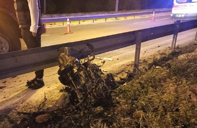 TEM Otoyolu'nda bariyere çarpan otomobilin motoru yerinden fırladı, sürücü hayatını kaybetti TEM Otoyolu'nda bariyere çarpan otomobilin motoru yerinden fırladı, sürücü hayatını kaybetti