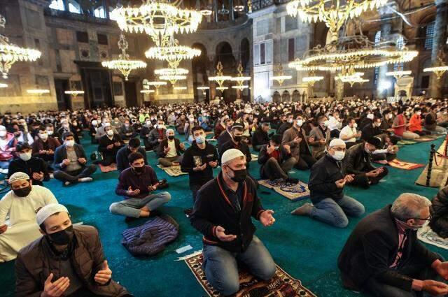Ayasofya'da 87 yıl sonra ilk Ramazan Bayramı namazı kılındı