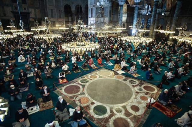 Ayasofya'da 87 yıl sonra ilk Ramazan Bayramı namazı kılındı