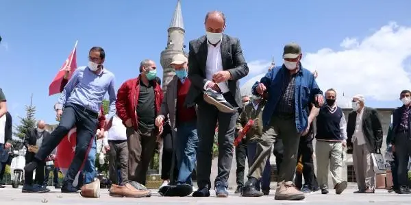 İsrail'in insanlık dışı saldırılarını protesto eden cemaat, cami önünde ayakkabı fırlattı