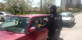 Polis ekipleri sürücülere şeker ve tatlı ikramında bulundu