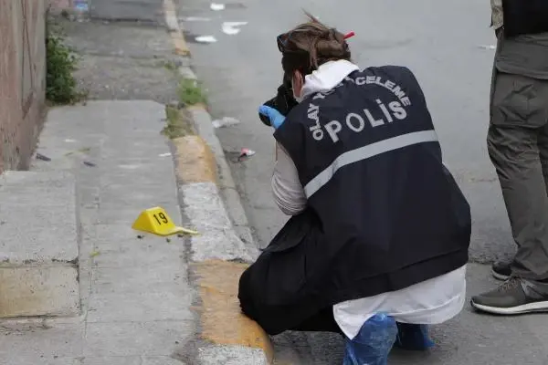 Beyoğlu'nda iki aile arasında silahlı kavga: 2'si kadın 5 yaralı