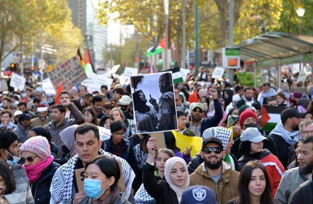 İsrail'in saldırılarına dünyadan tepki var! 11 ülkede protesto yürüyüşleri düzenlendi