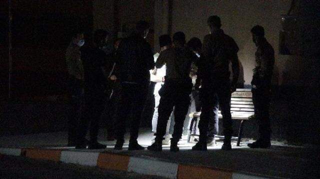 Bu da yerli Örümcek Adam! Alkollü olduğu iddia edilen şahıs kale surlarında 8 metre yüksekliğe tırmandı Bu da yerli Örümcek Adam! Alkollü olduğu iddia edilen şahıs kale surlarında 8 metre yüksekliğe tırmandı