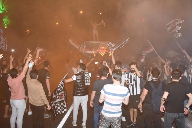 Şampiyonluğu coşkuyla kutlayan Beşiktaş taraftarına Bakan Koca'dan uyarı: Riskten uzak duralım